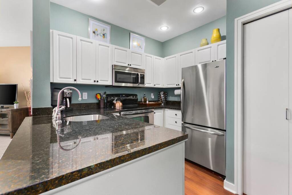 Corner Unit in the middle of it all - 99 Walkscore