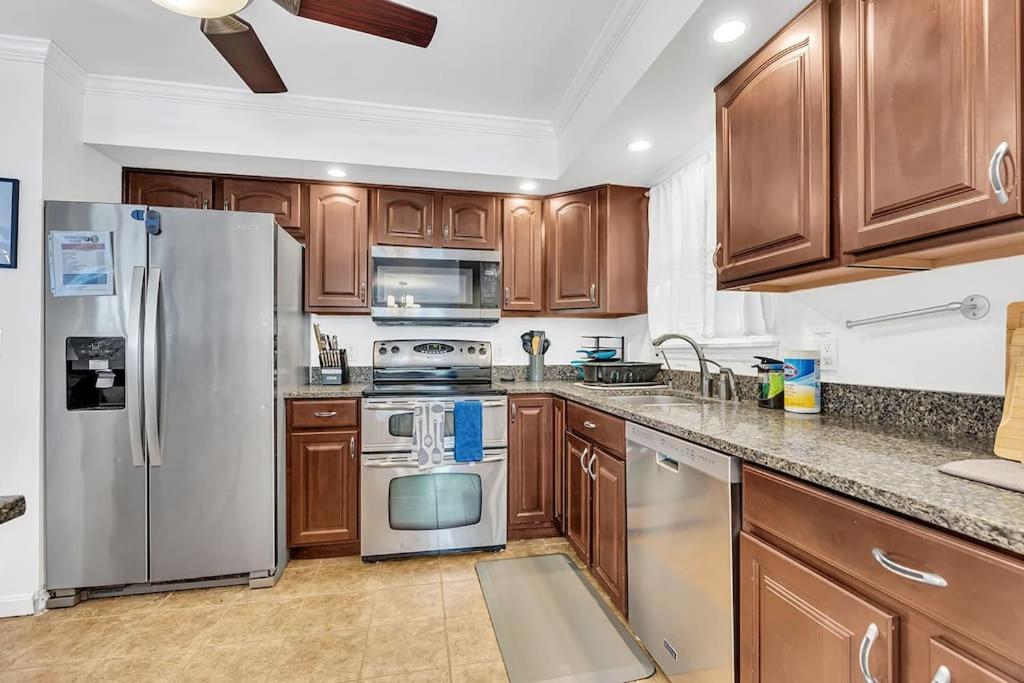 Private Single Family Home Close to Both Water and Downtown!