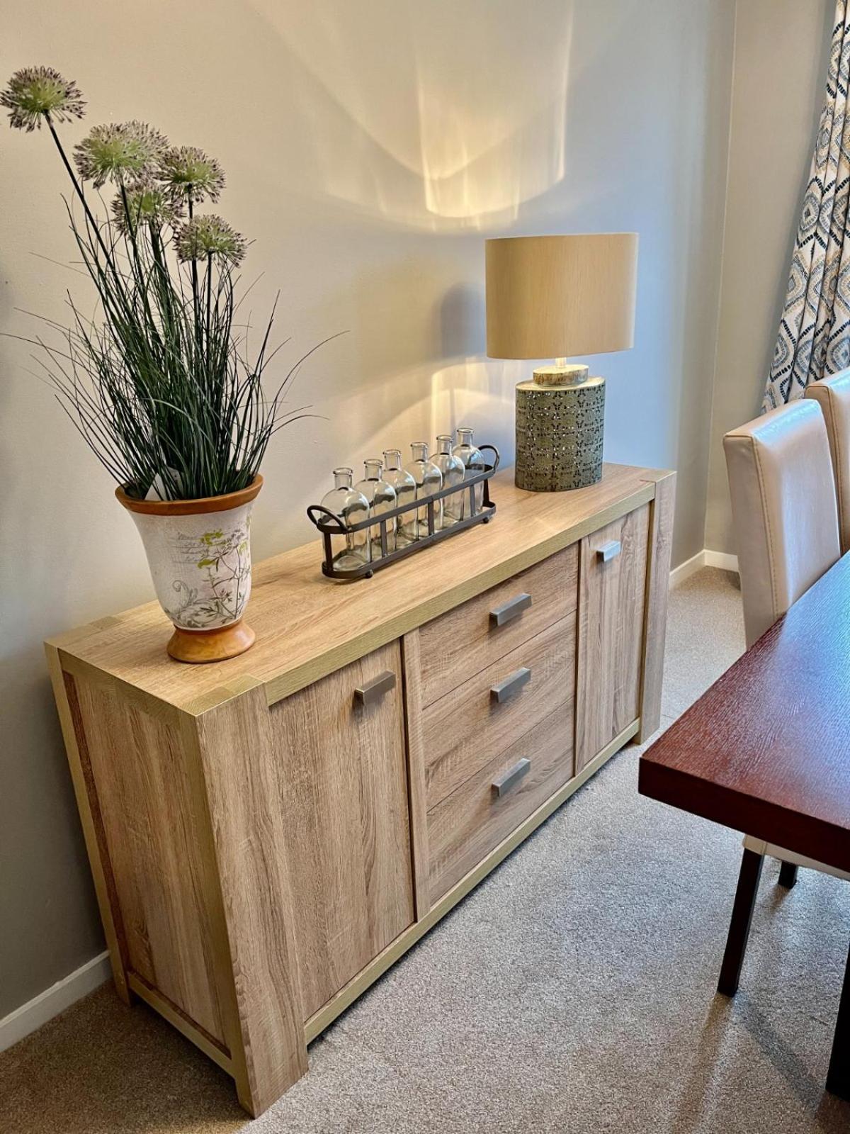 Canada House - Sleeps 6 -3 King or 6 Single Ideal for contractors