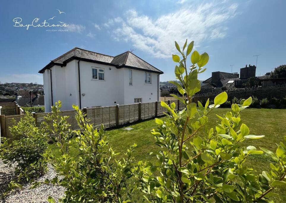 Stylish Brixham home, sleeps 7, parking & garden