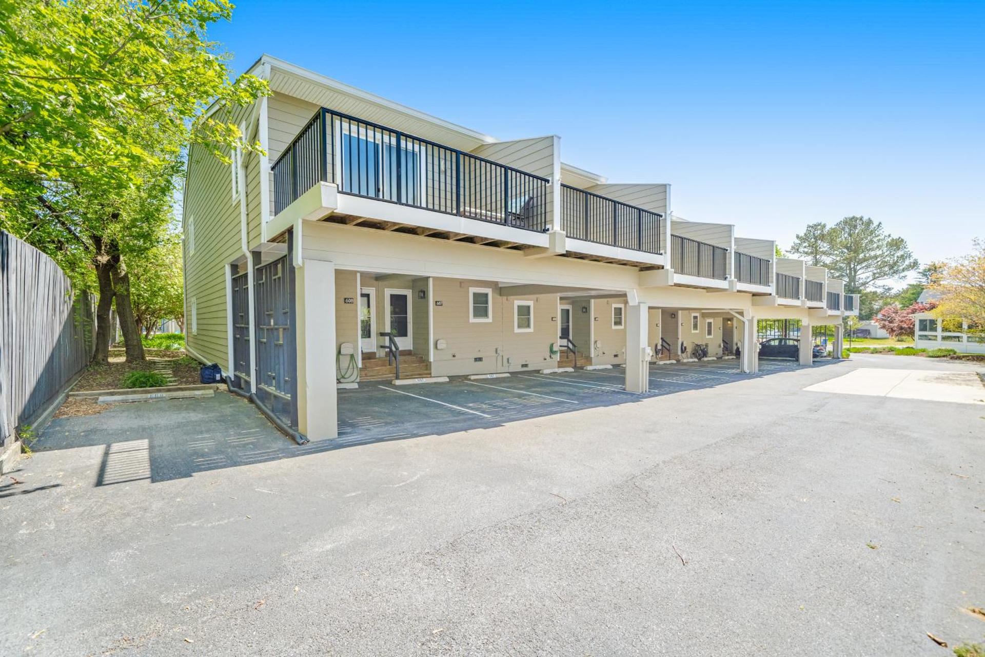 Scarborough Village - 245 Country Club Dr, Unit #608