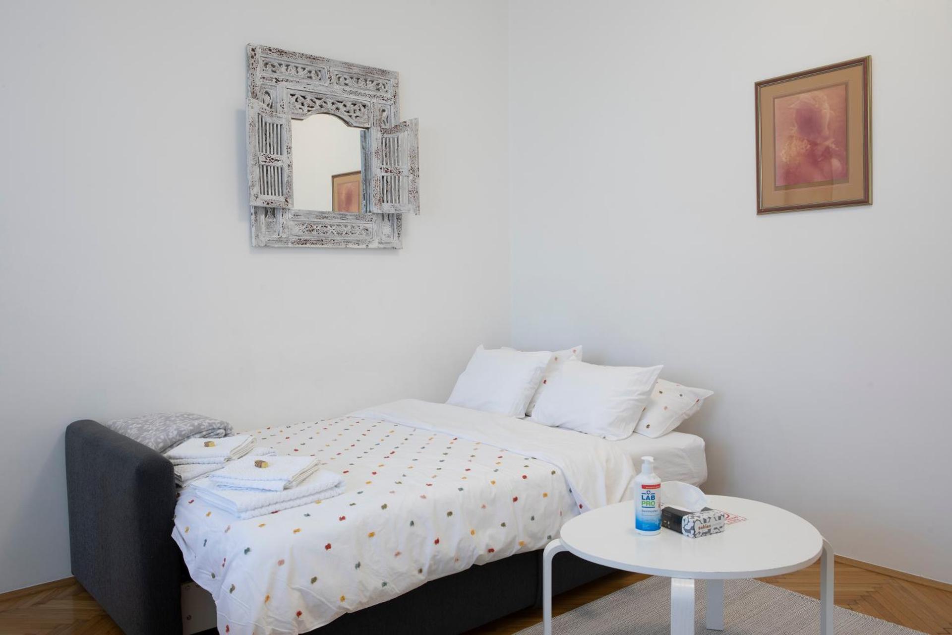 Vedrana-near centre and free garage, electricity for electric cars