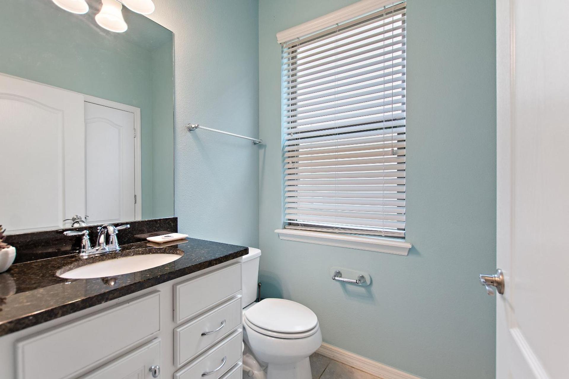 Stylish Cozy Family Getaway with Private Pool and Lake View