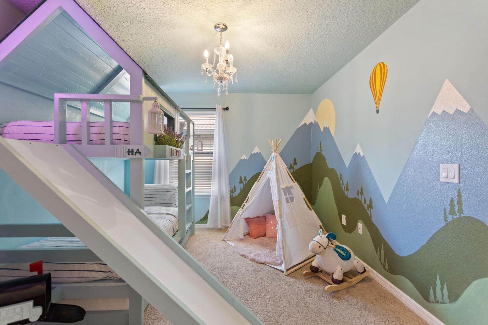 Stylish Cozy Family Getaway with Private Pool and Lake View