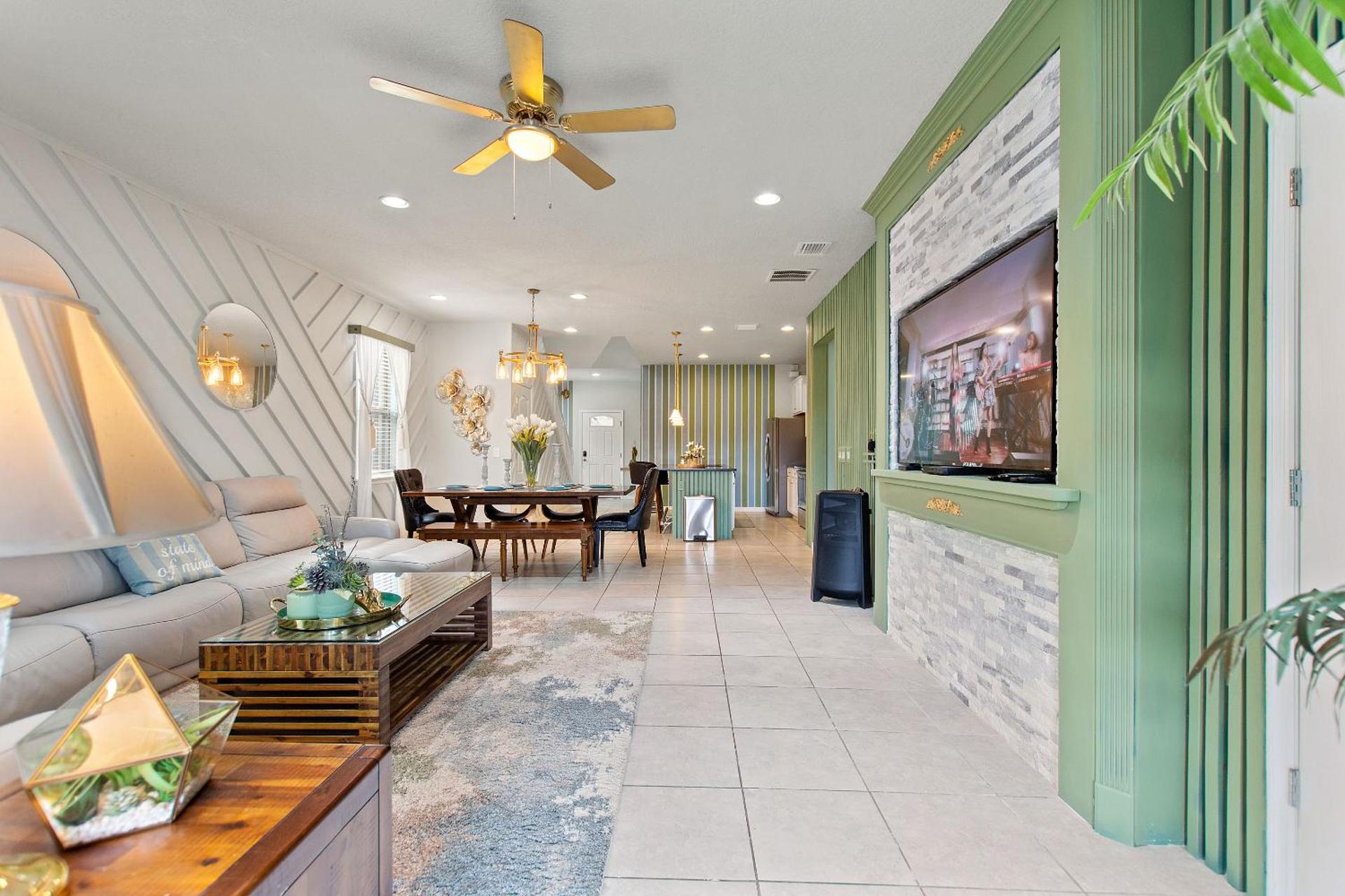 Stylish Cozy Family Getaway with Private Pool and Lake View