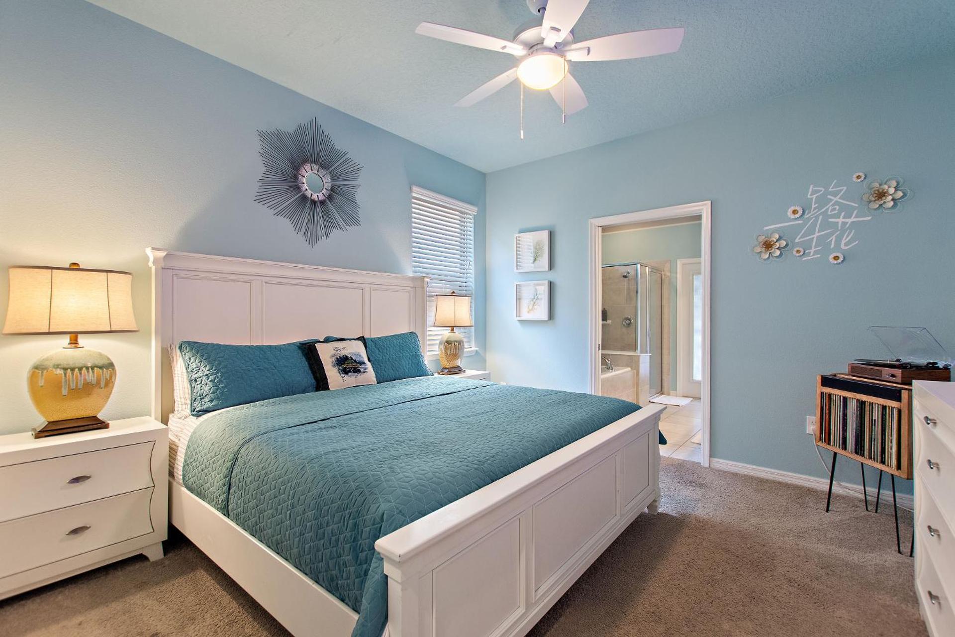 Stylish Cozy Family Getaway with Private Pool and Lake View