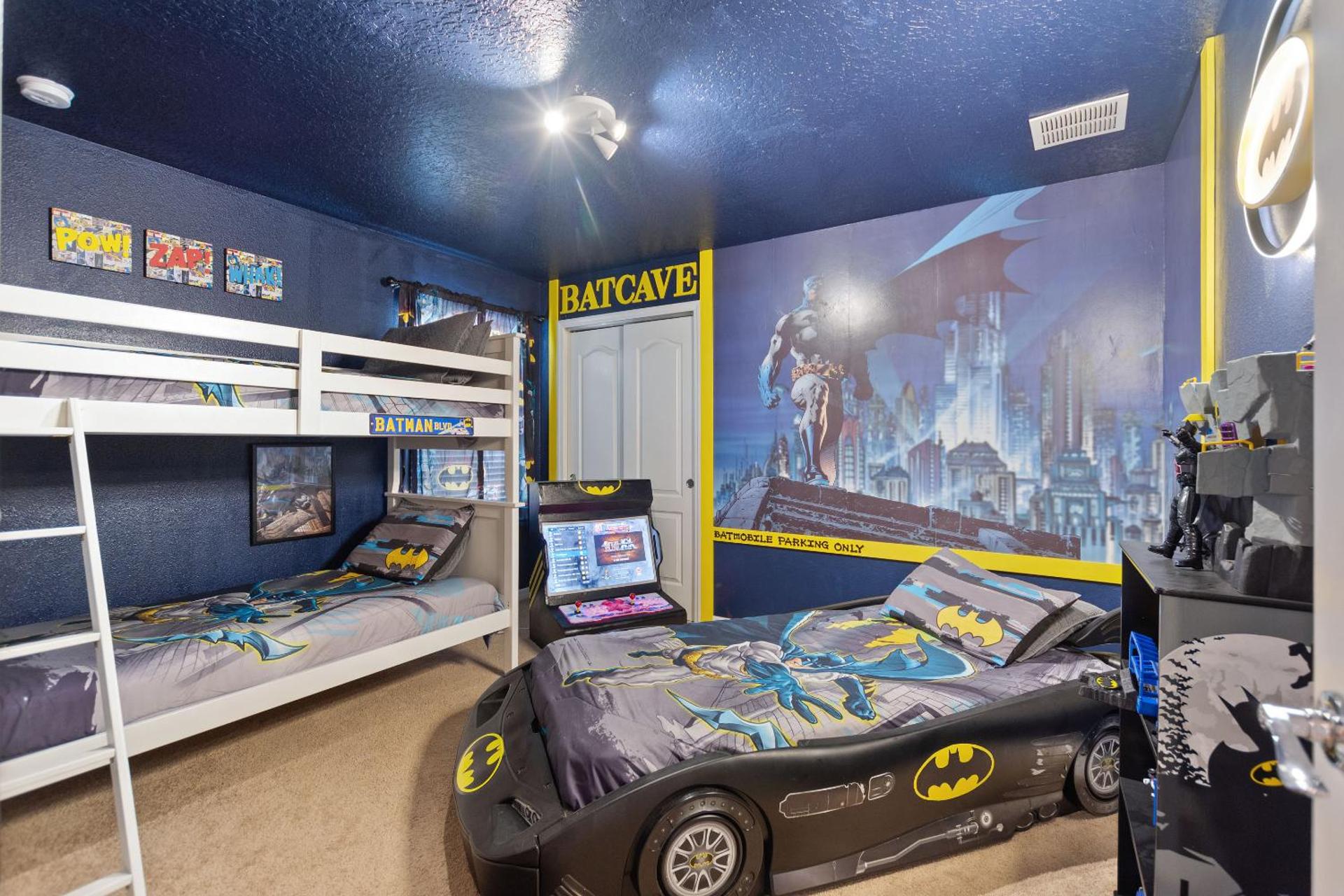 Stylish Cozy Family Getaway with Private Pool and Lake View