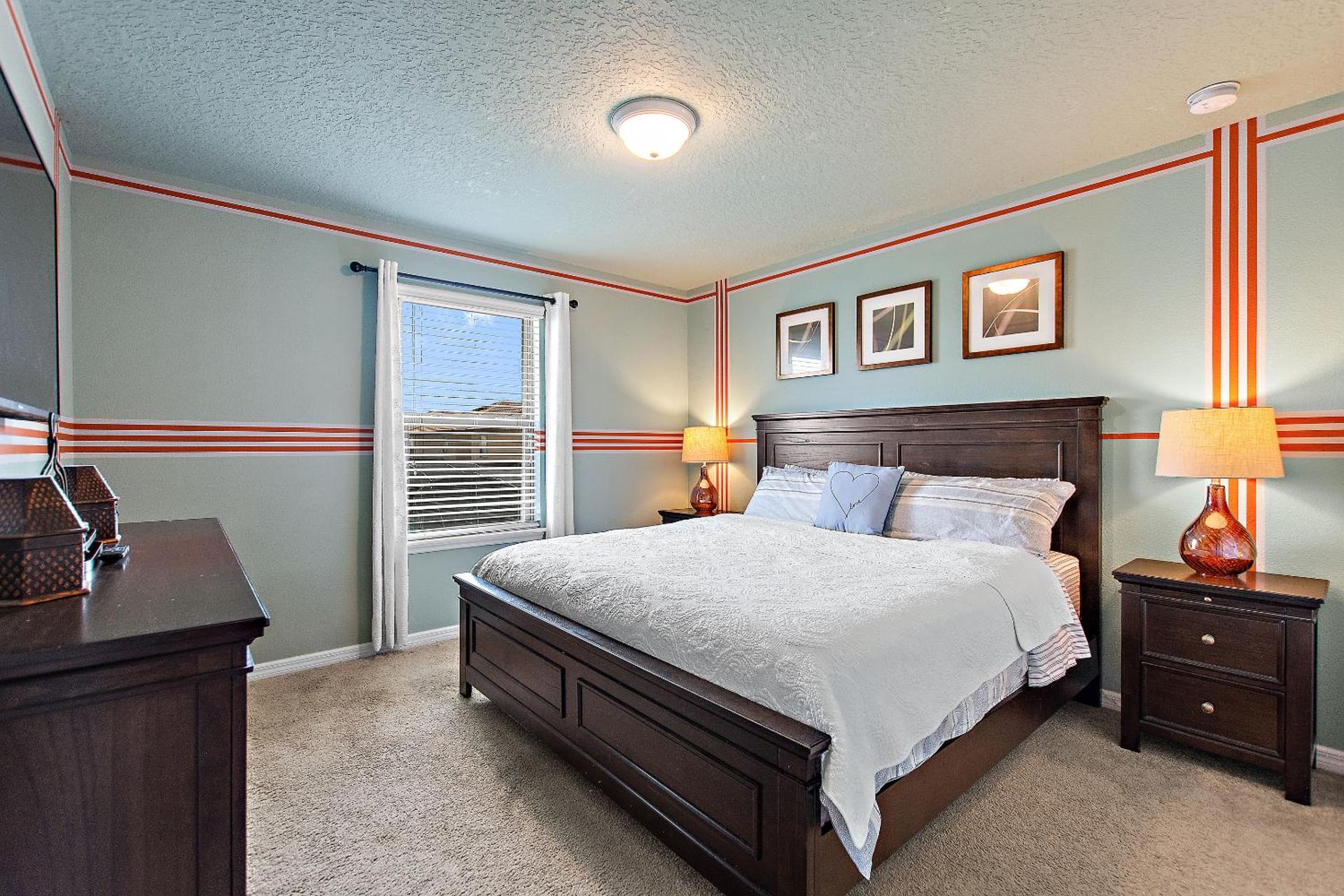 Stylish Cozy Family Getaway with Private Pool and Lake View