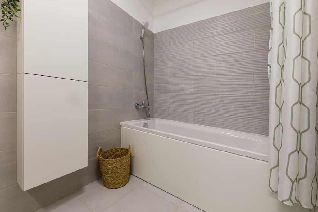 Luxury Apt. Near River & Parking