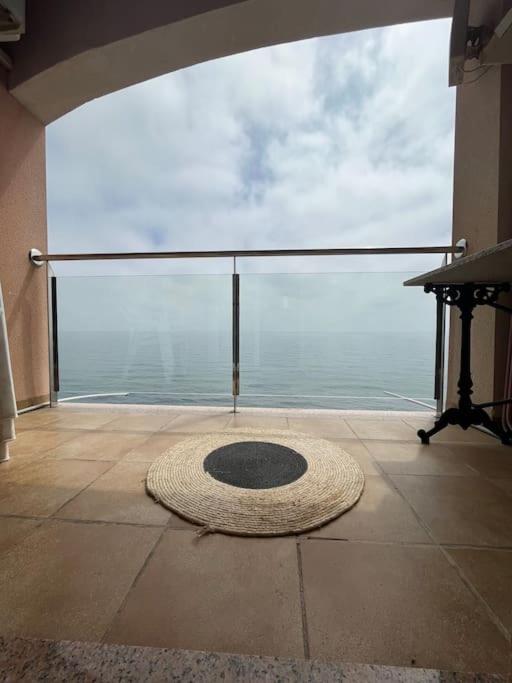 Apartamento a pie de playa con vistas al mar.