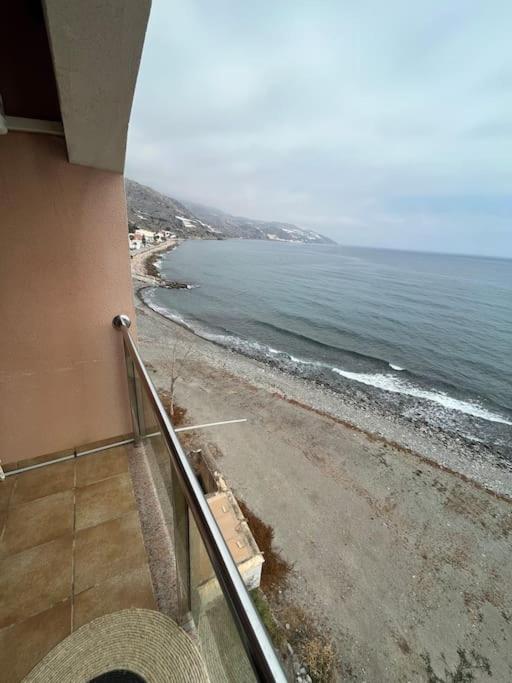 Apartamento a pie de playa con vistas al mar.