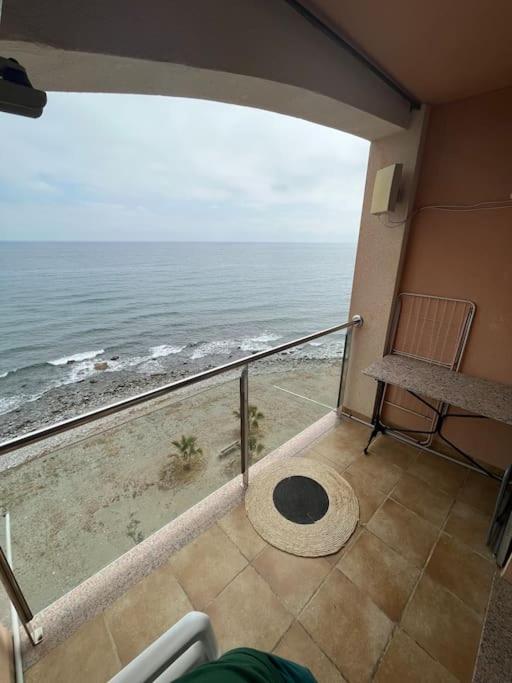 Apartamento a pie de playa con vistas al mar.