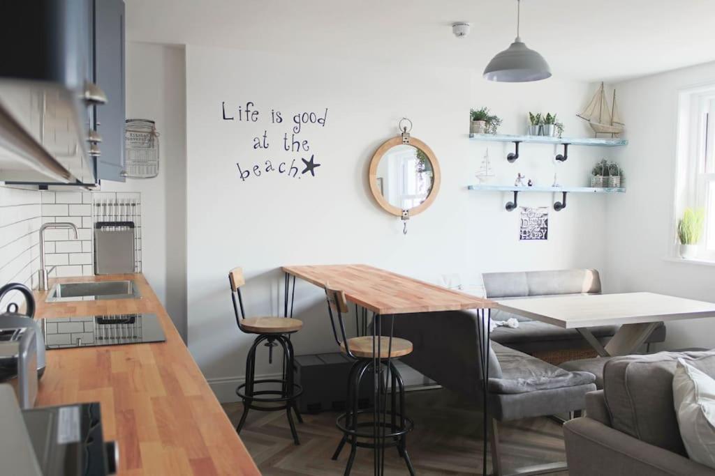 Lovely 2- Bedroom Apartment with Stunning Sea Views