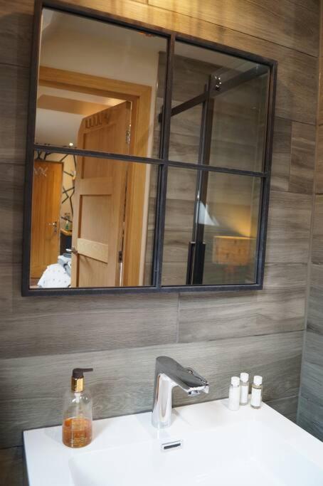 The Old Maple Lodge-Luxury Private Annex with a view in rural setting