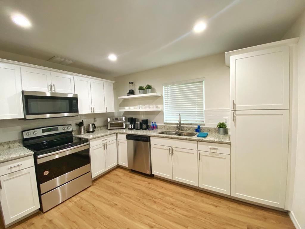 *NEW*Sunshine Gorgeous- 3BD/2BA -Private Backyard!