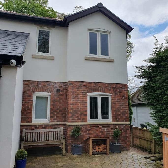 ChurstonBnB, private flat within family home, Bolton