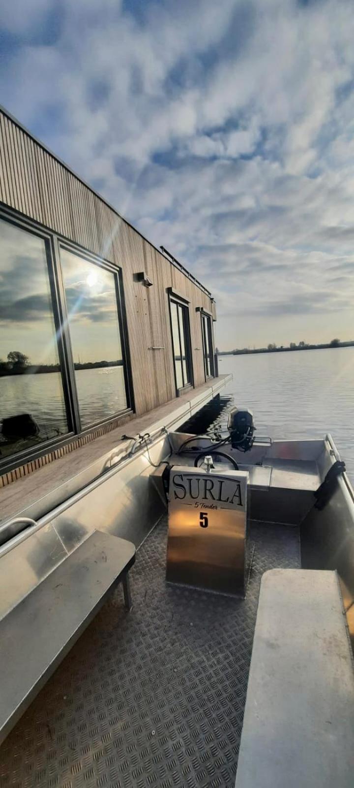 Surla houseboat "Aqua Zen" Kagerplassen with tender