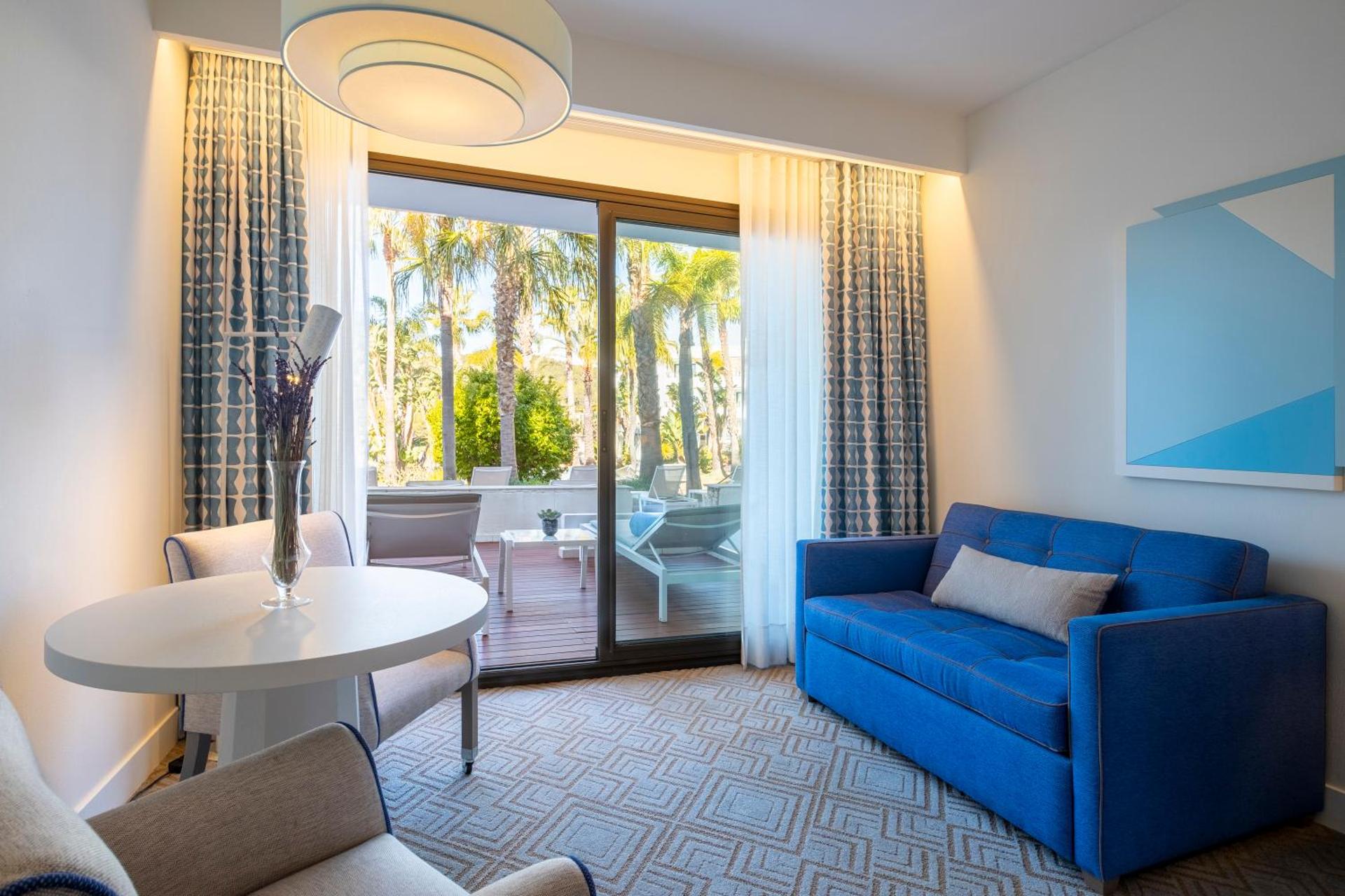 Deluxe Oasis Room - Poolside Access