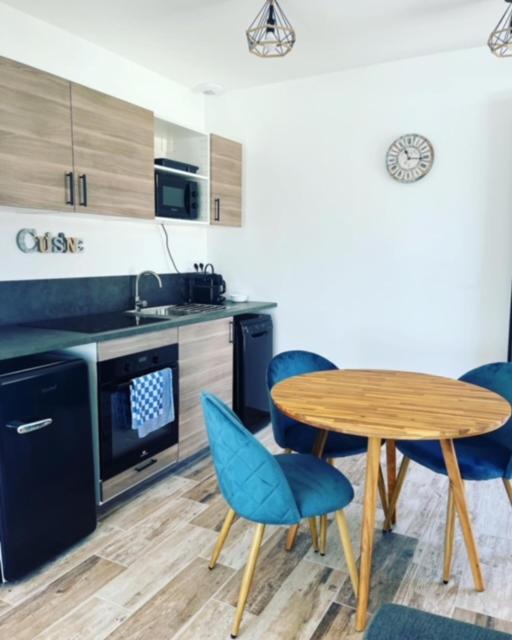 Les jardins de la Gravière à 5 mn de Lourmarin avec piscine privée