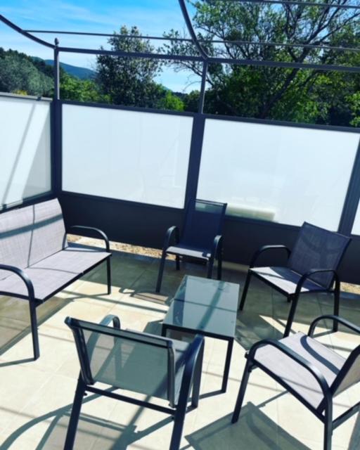 Les jardins de la Gravière à 5 mn de Lourmarin avec piscine privée