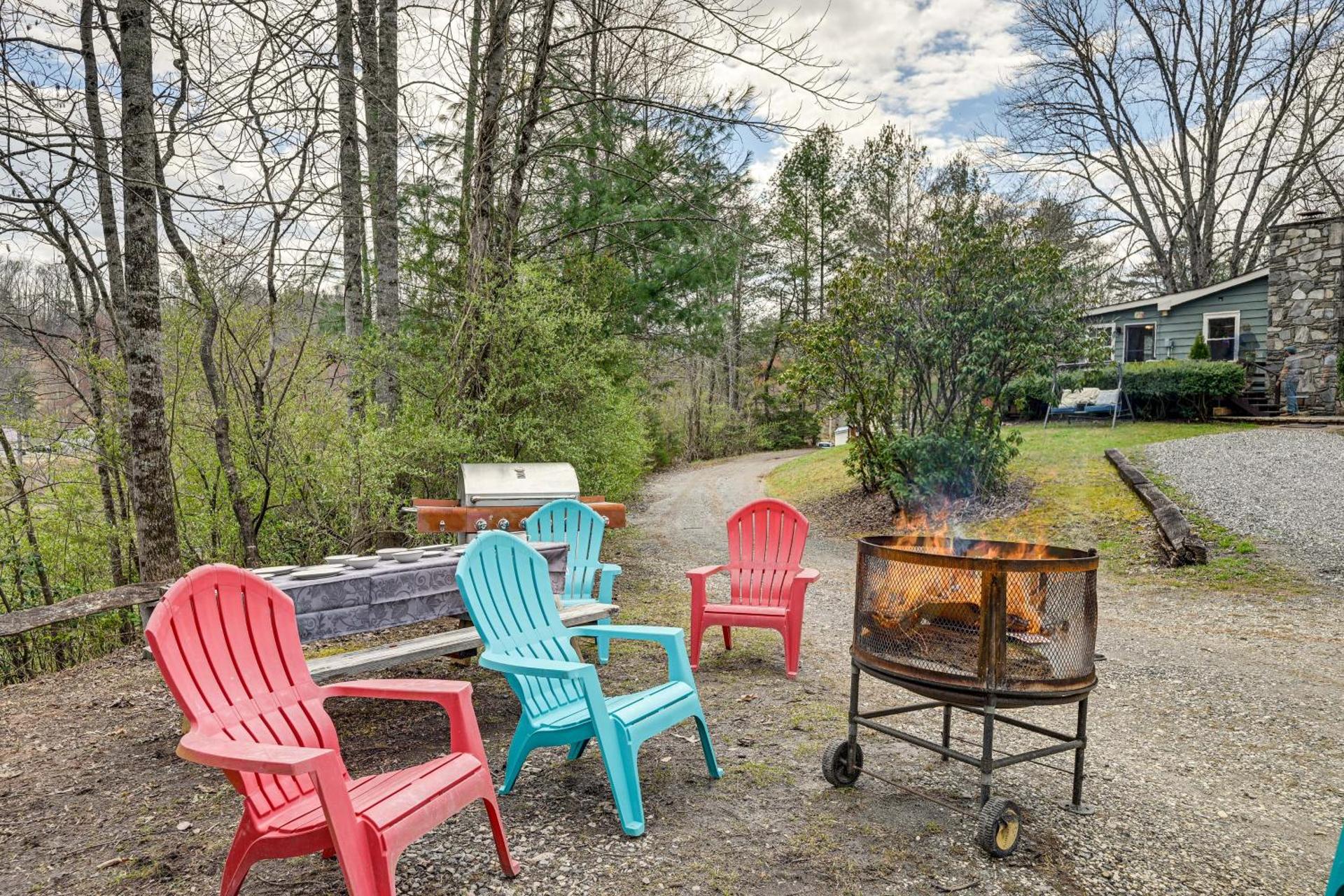 Ski, Hike and Unwind Pet-Friendly Whittier Retreat!