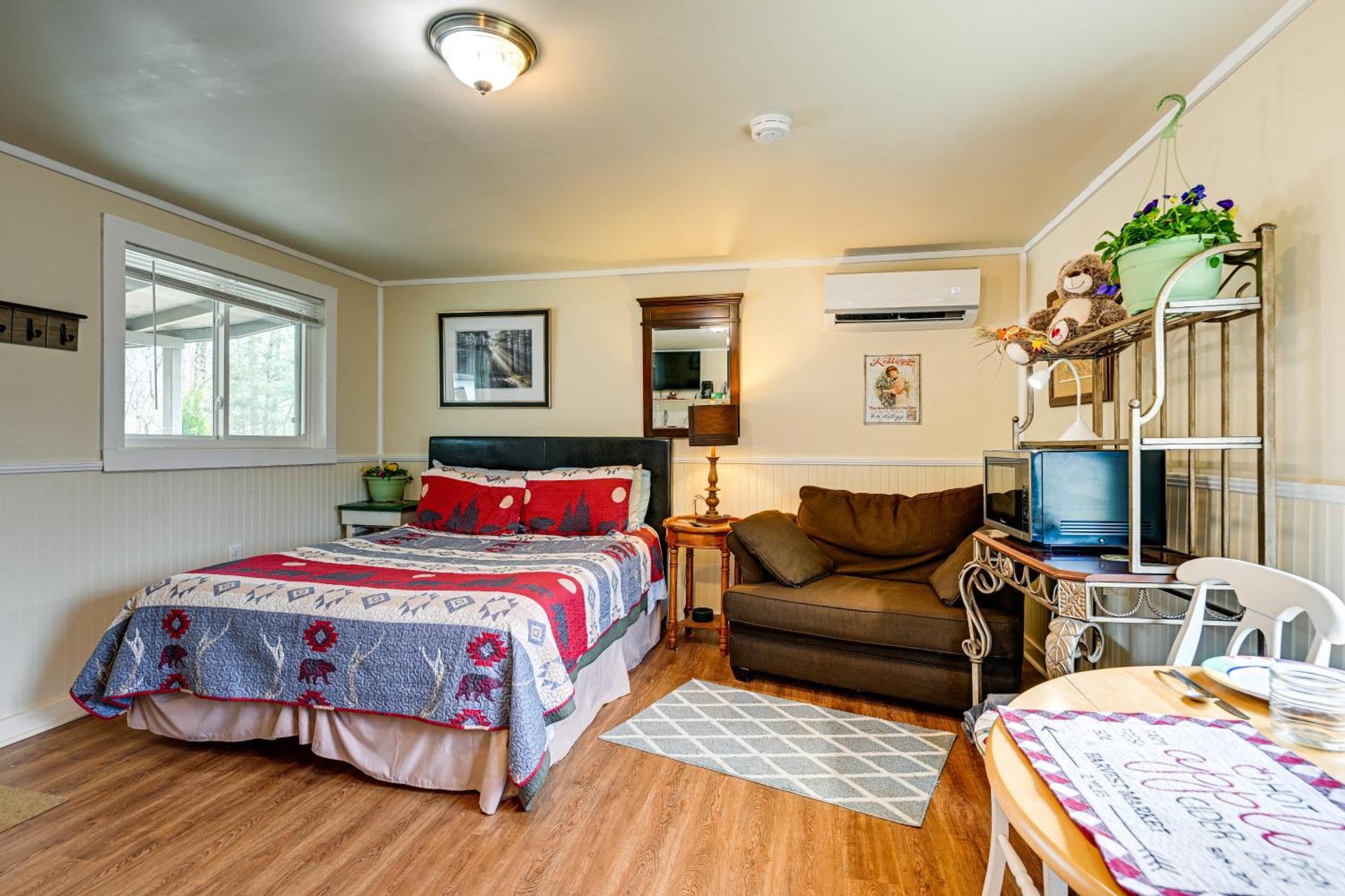 Shared Hot Tub and Fire Pit Tranquil Whittier Gem!