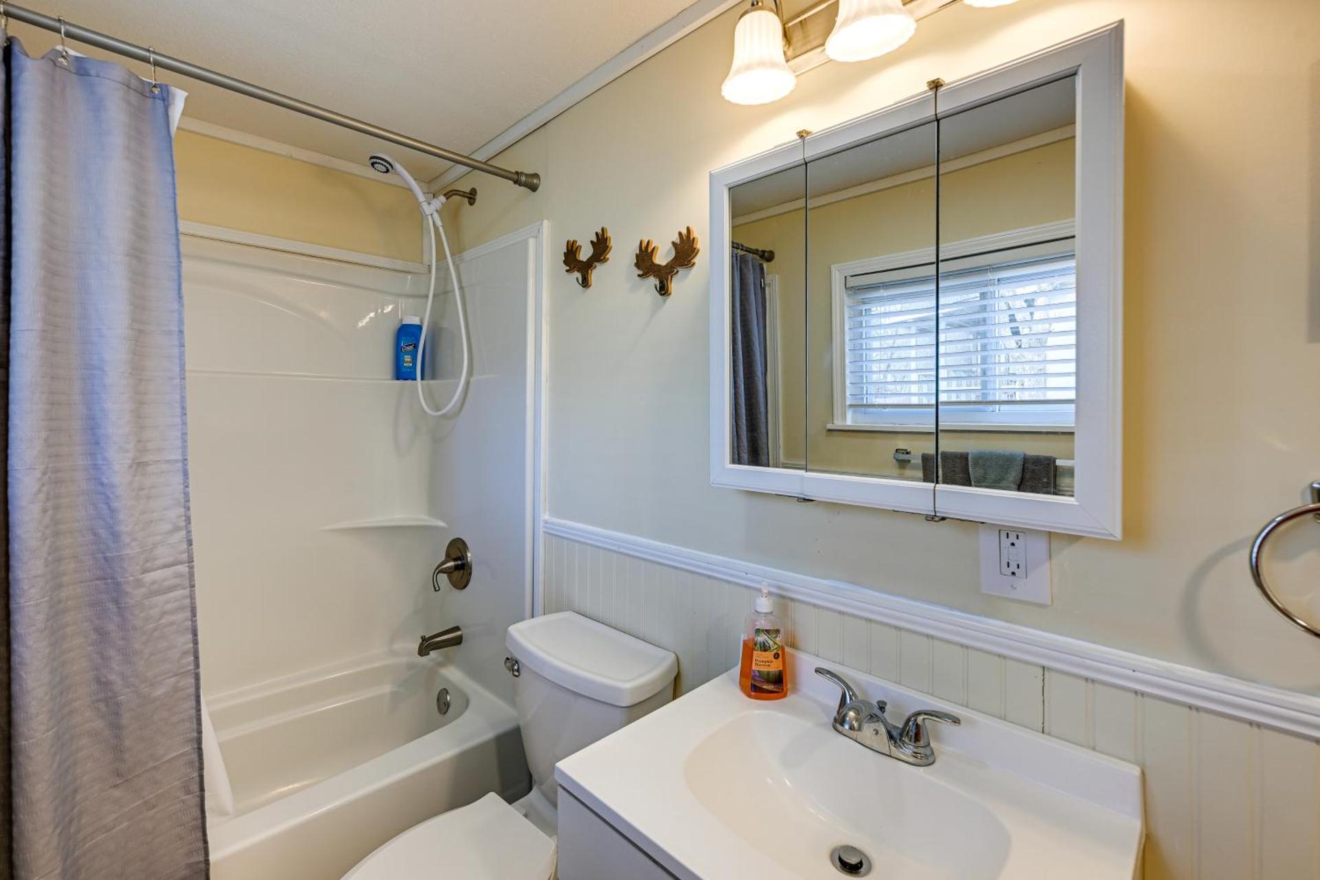 Shared Hot Tub and Fire Pit Tranquil Whittier Gem!