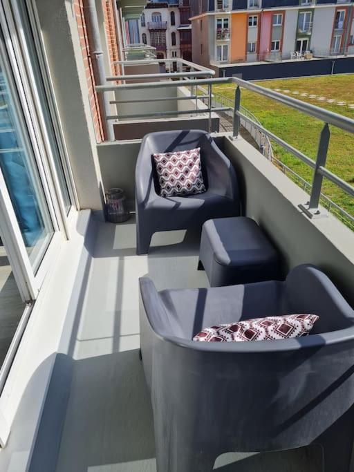 Trimaran Studio 10 mètres de la plage avec balcon/terrasse