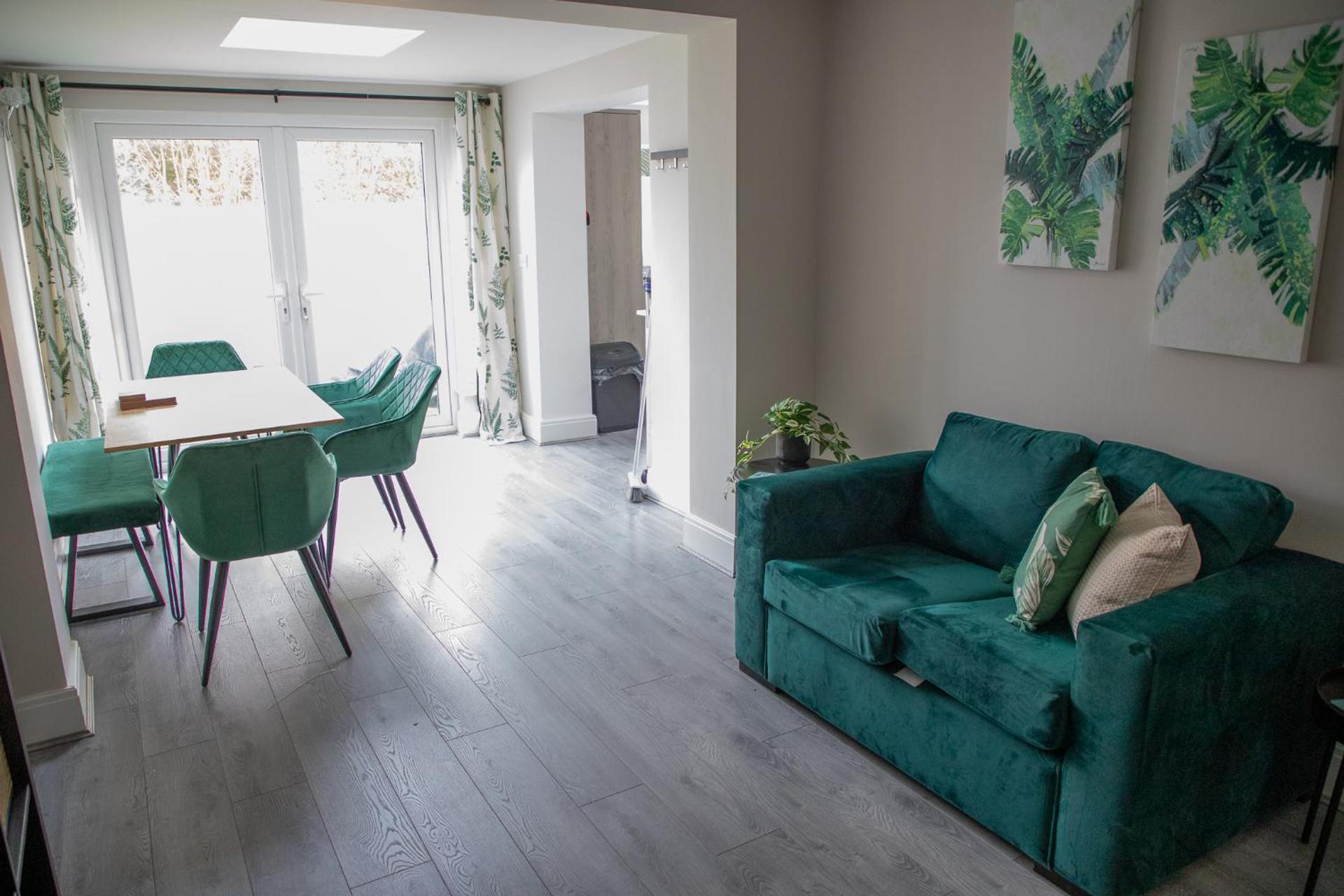 Wave Stays - Ground Floor Apartment - Outside Seating Area