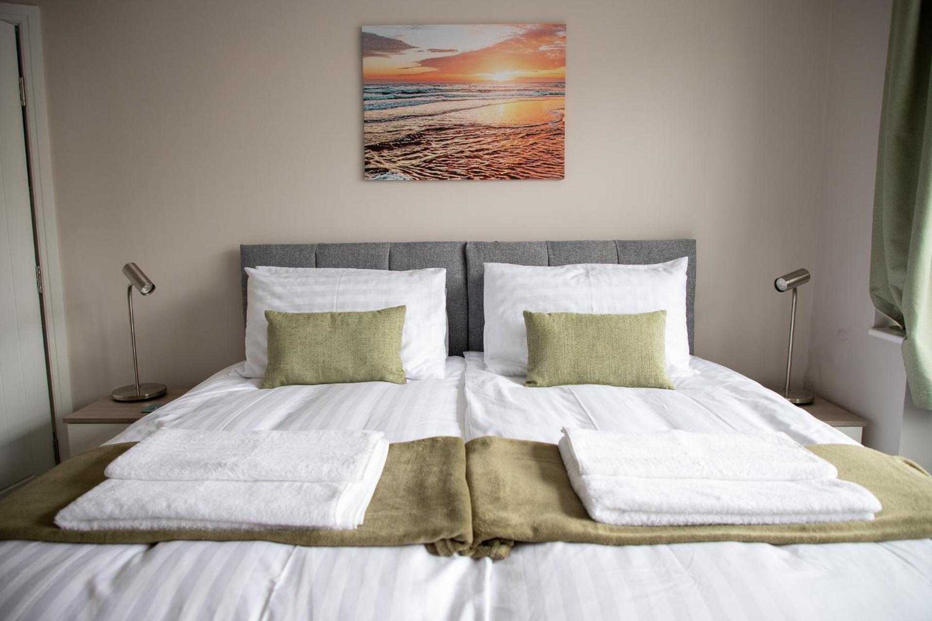 Wave Stays - Ground Floor Apartment - Outside Seating Area