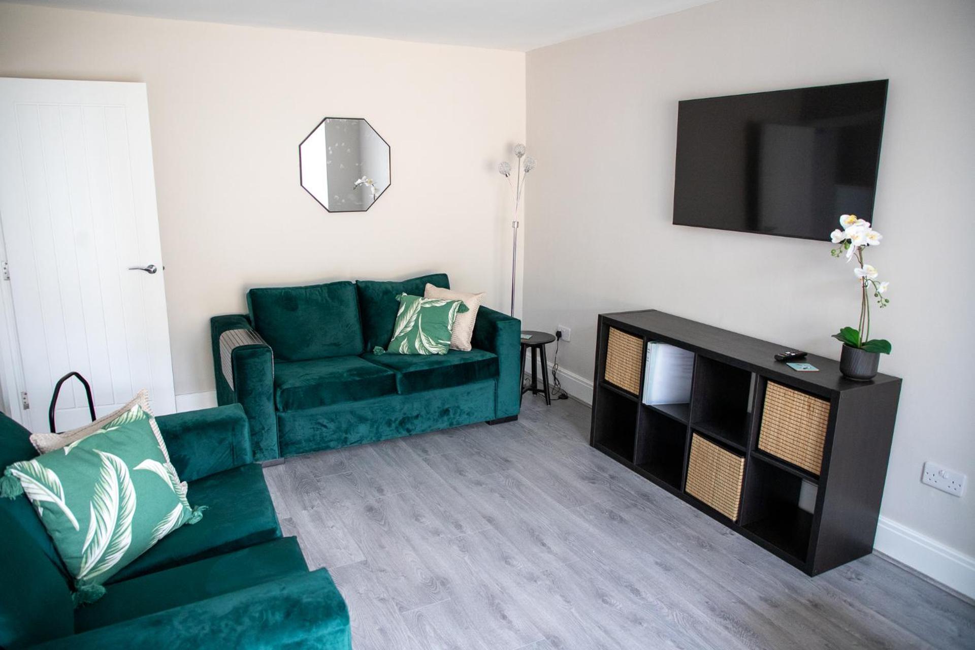 Wave Stays - Ground Floor Apartment - Outside Seating Area