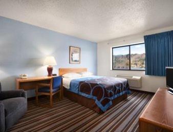 Super 8 by Wyndham Houghton