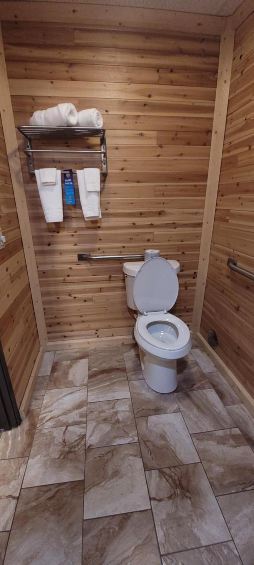 1 King Bed, Deluxe Mobility Accessible Room, Non-Smoking