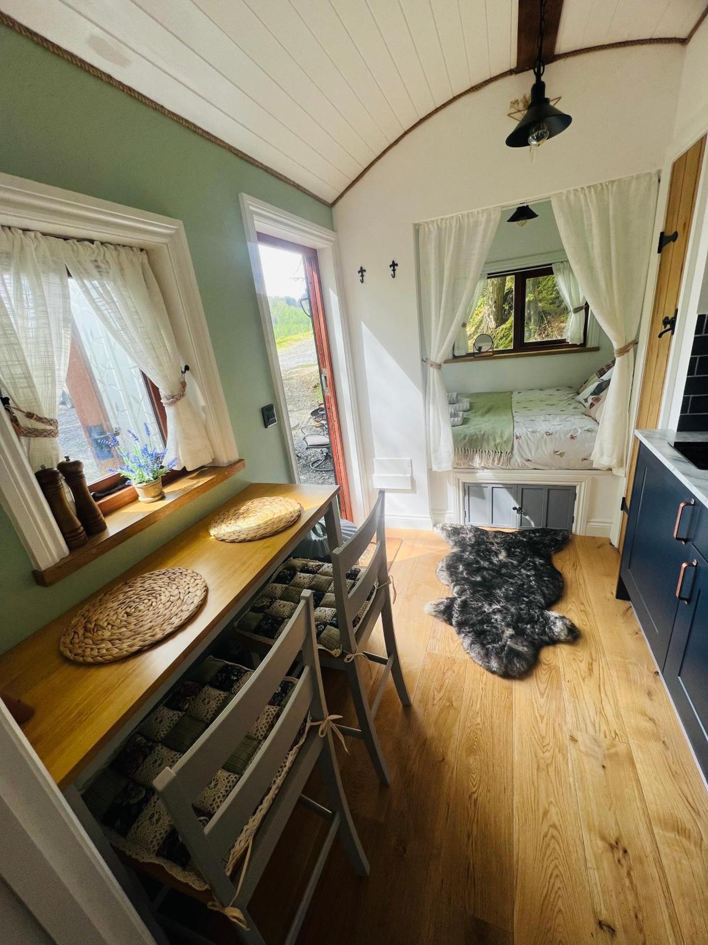 Romantic Shepherds Hut with Hot Tub in The Heart of Snowdonia