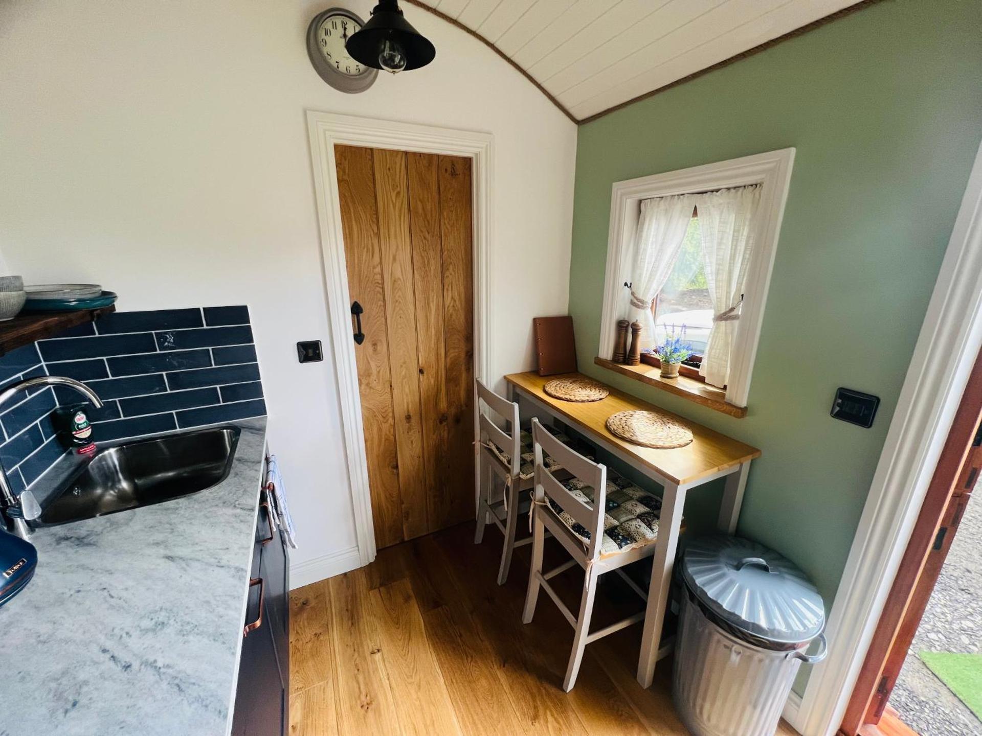 Romantic Shepherds Hut with Hot Tub in The Heart of Snowdonia