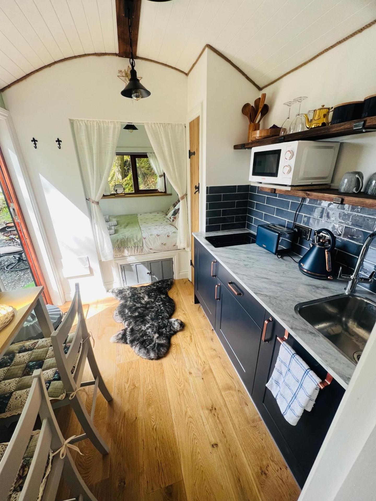 Romantic Shepherds Hut with Hot Tub in The Heart of Snowdonia
