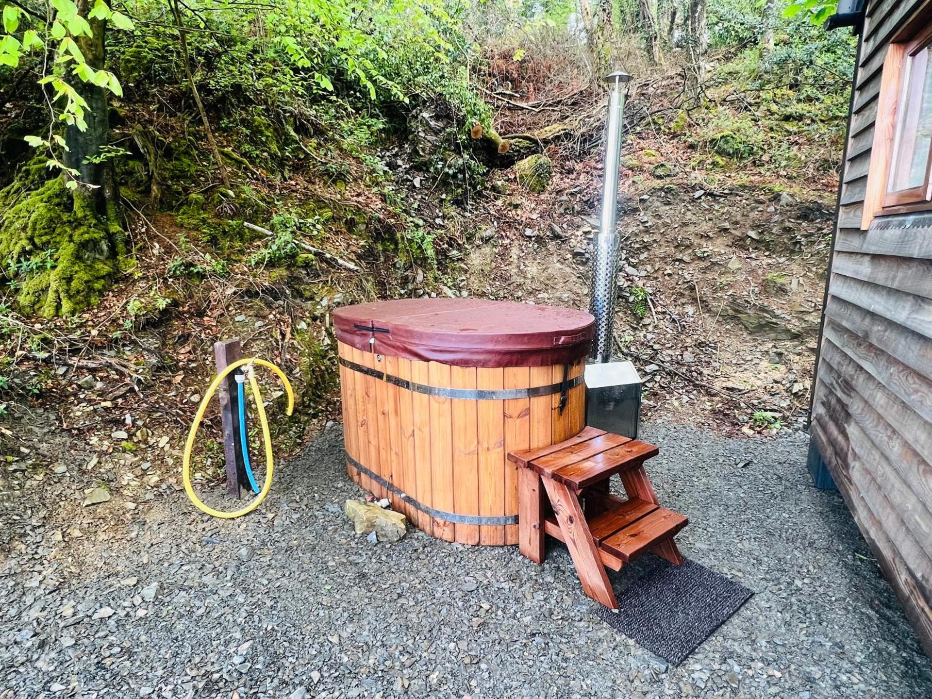 Romantic Shepherds Hut with Hot Tub in The Heart of Snowdonia
