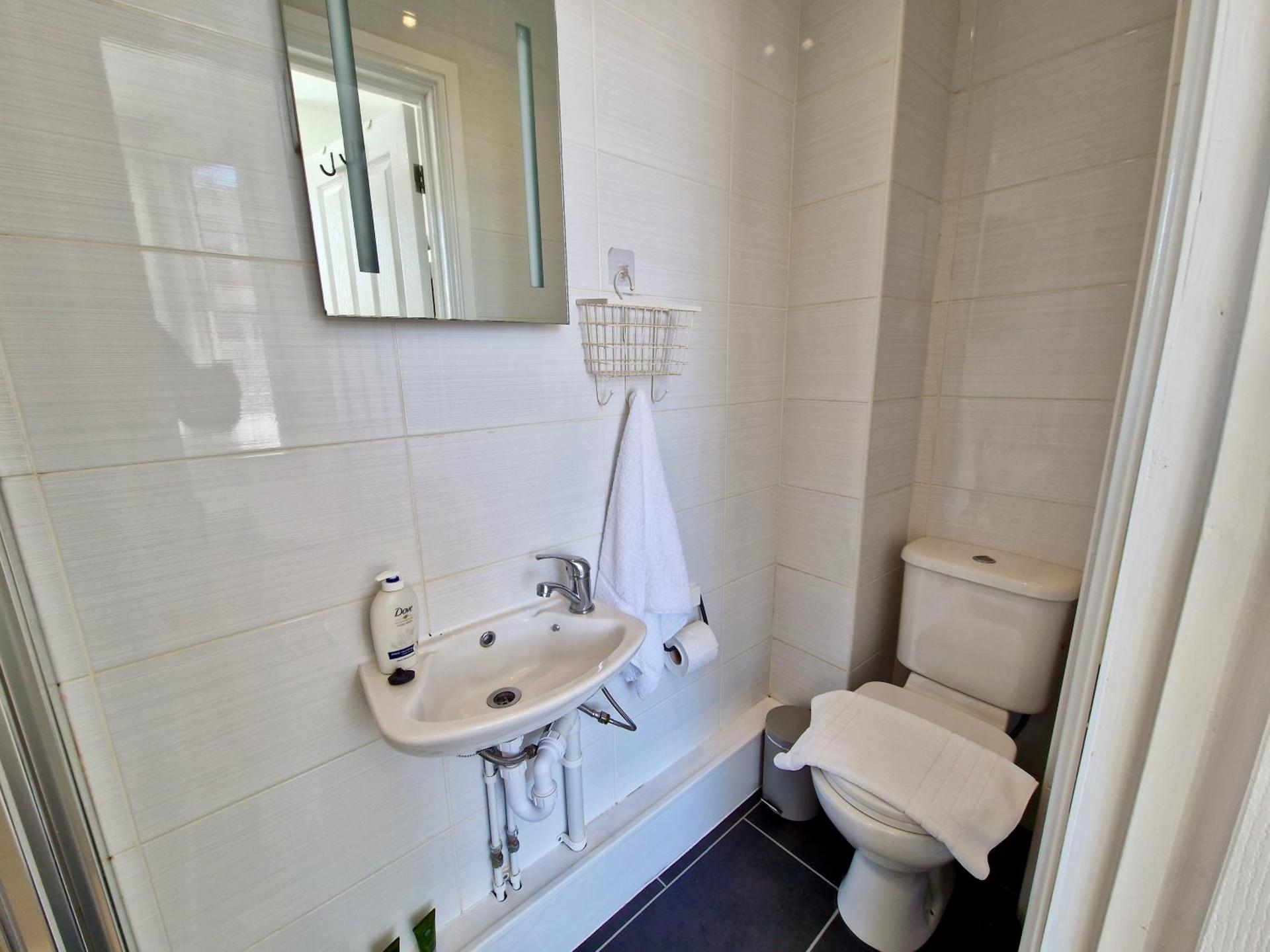 Incredible Private Rooms All with Private Bathrooms in a Fully Serviced House next to City Centre with Free Parking