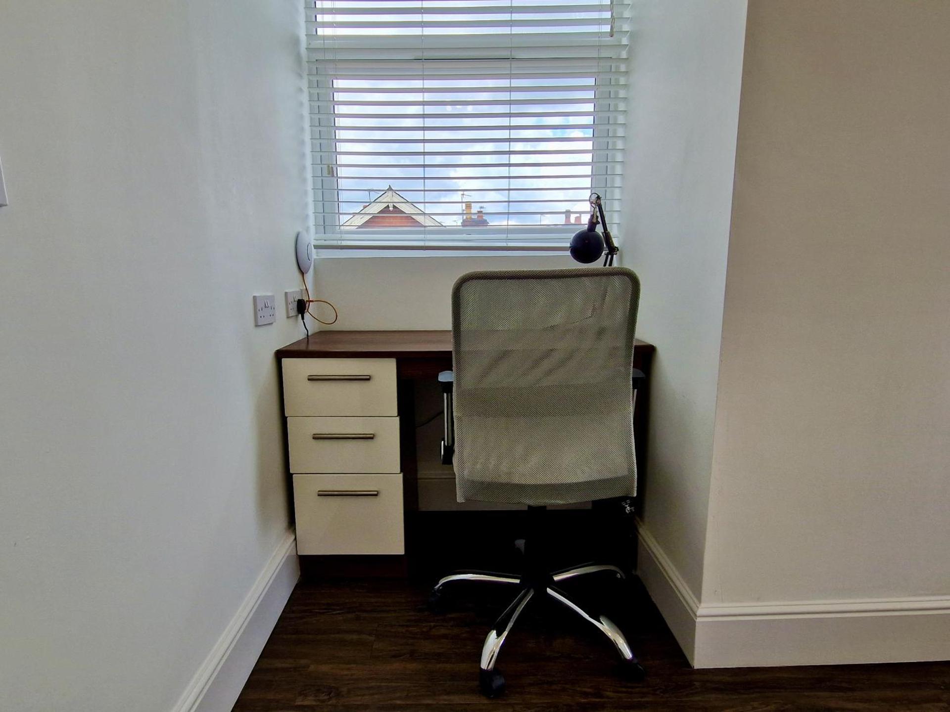 Incredible Private Rooms All with Private Bathrooms in a Fully Serviced House next to City Centre with Free Parking