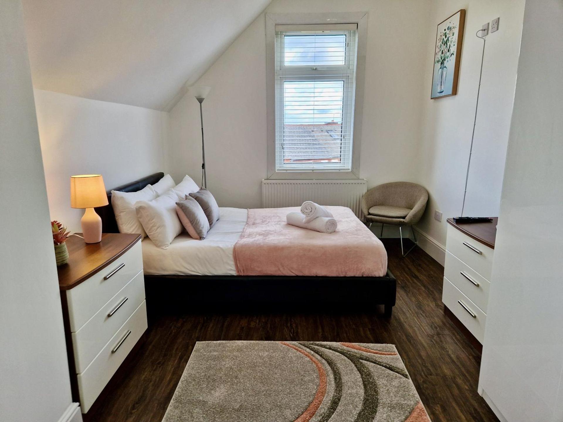 Incredible Private Rooms All with Private Bathrooms in a Fully Serviced House next to City Centre with Free Parking