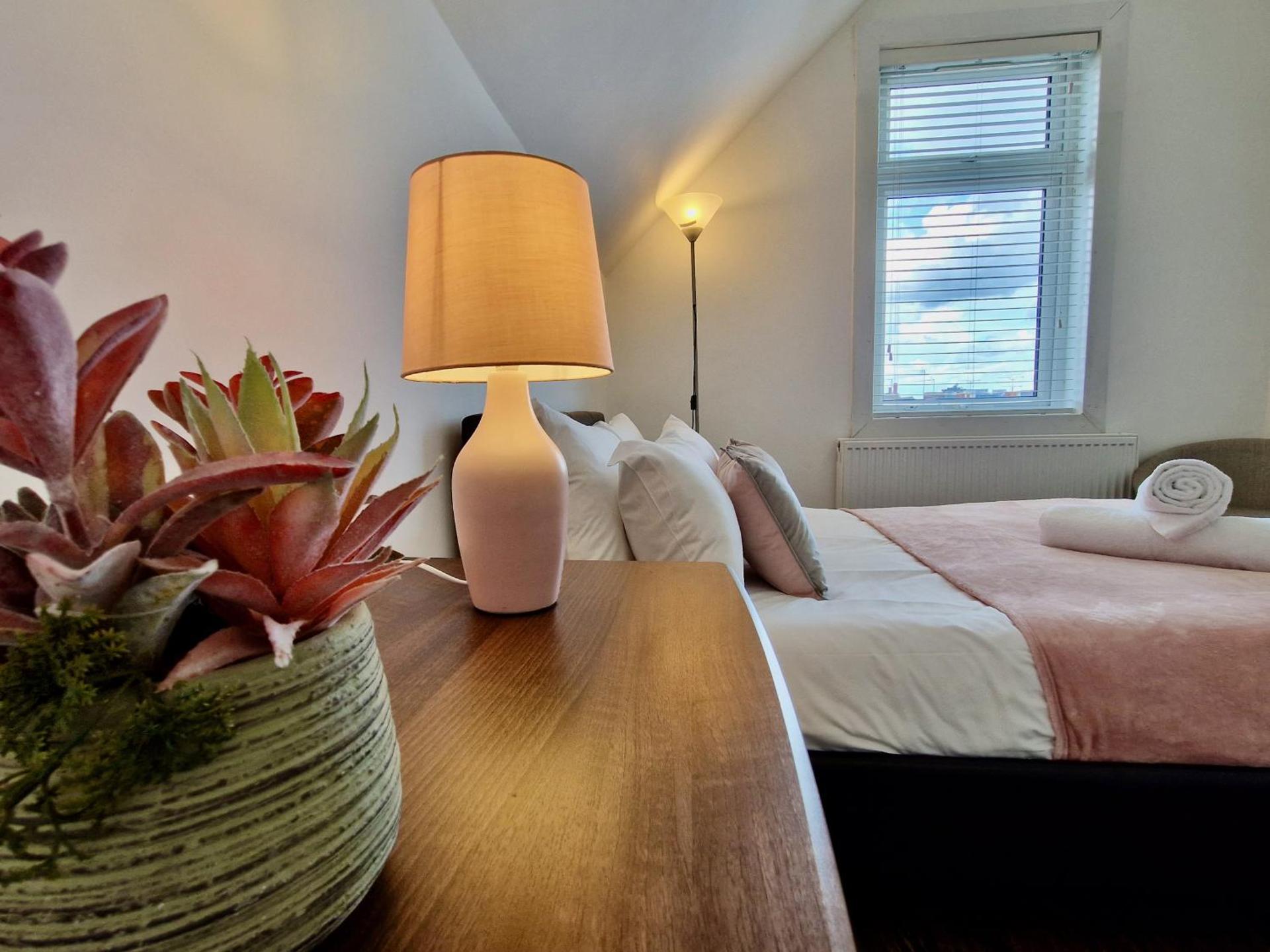 Incredible Private Rooms All with Private Bathrooms in a Fully Serviced House next to City Centre with Free Parking