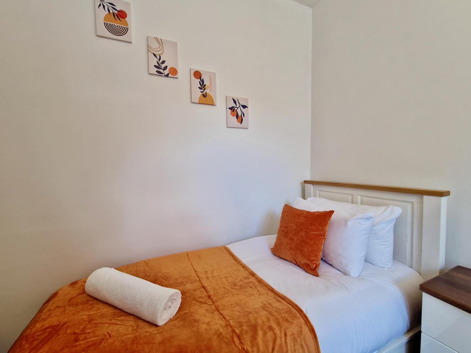 Incredible Private Rooms All with Private Bathrooms in a Fully Serviced House next to City Centre with Free Parking