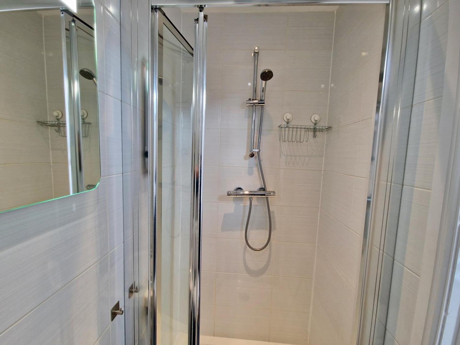 Incredible Private Rooms All with Private Bathrooms in a Fully Serviced House next to City Centre with Free Parking