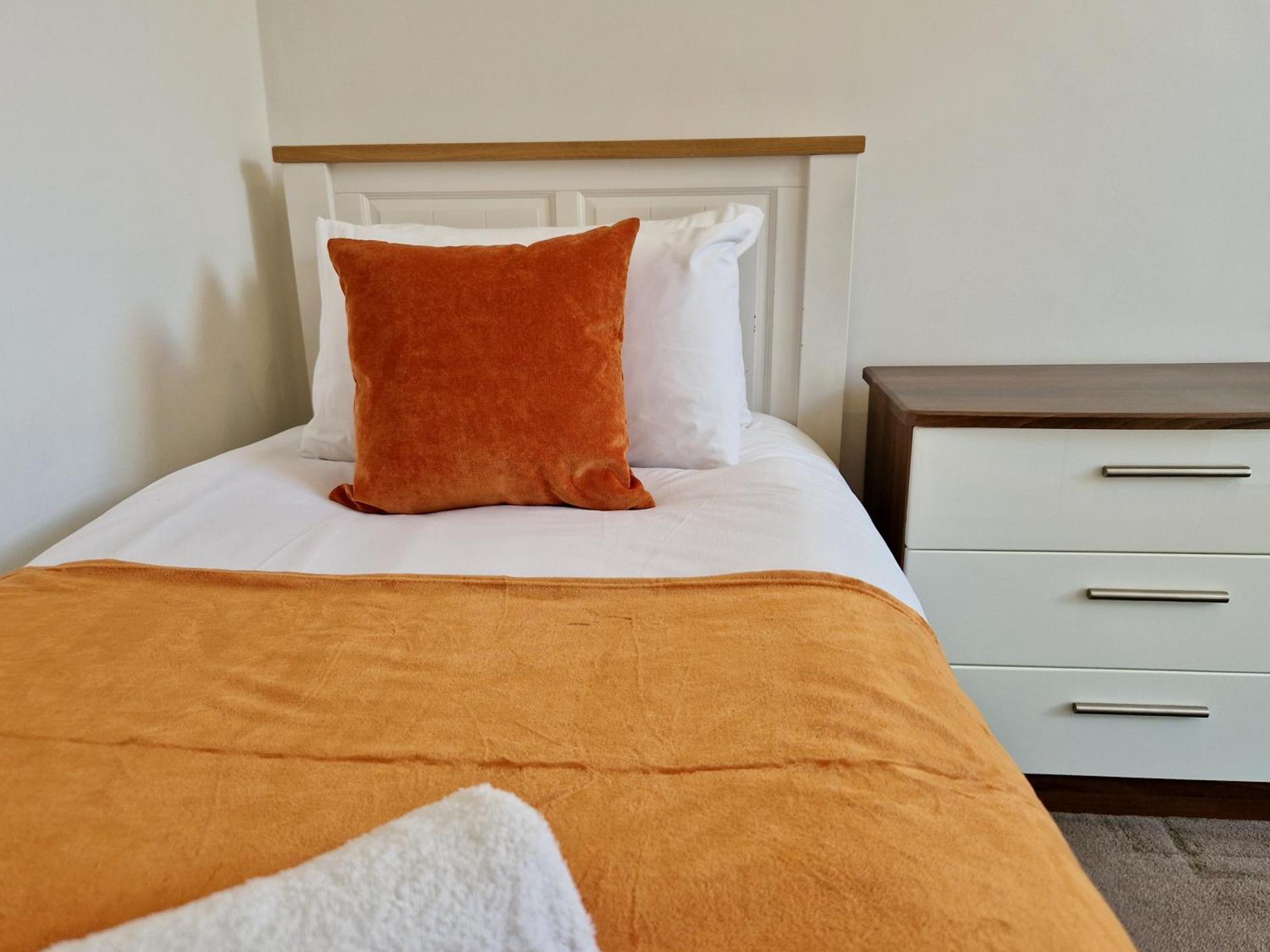 Incredible Private Rooms All with Private Bathrooms in a Fully Serviced House next to City Centre with Free Parking