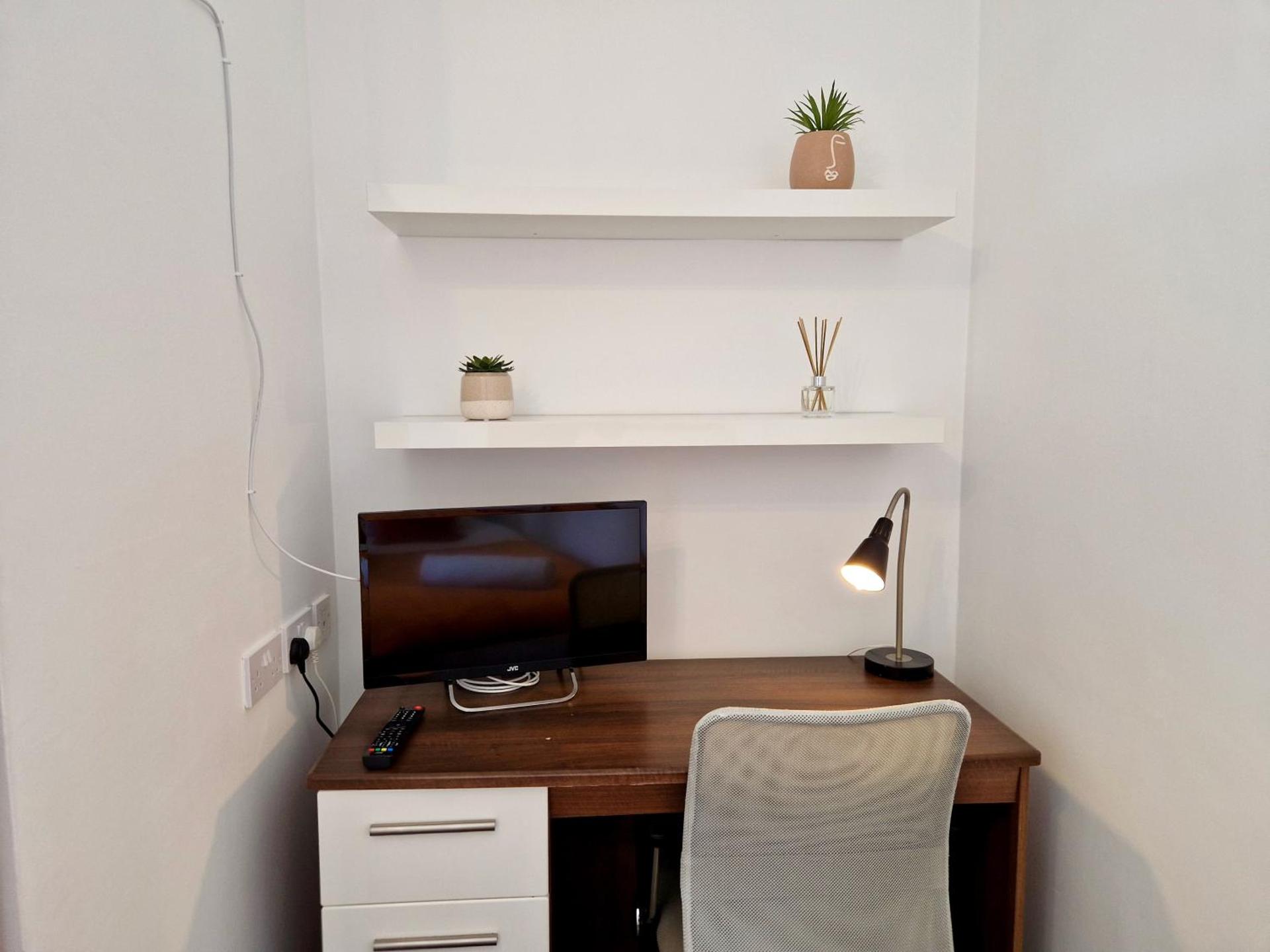 Incredible Private Rooms All with Private Bathrooms in a Fully Serviced House next to City Centre with Free Parking