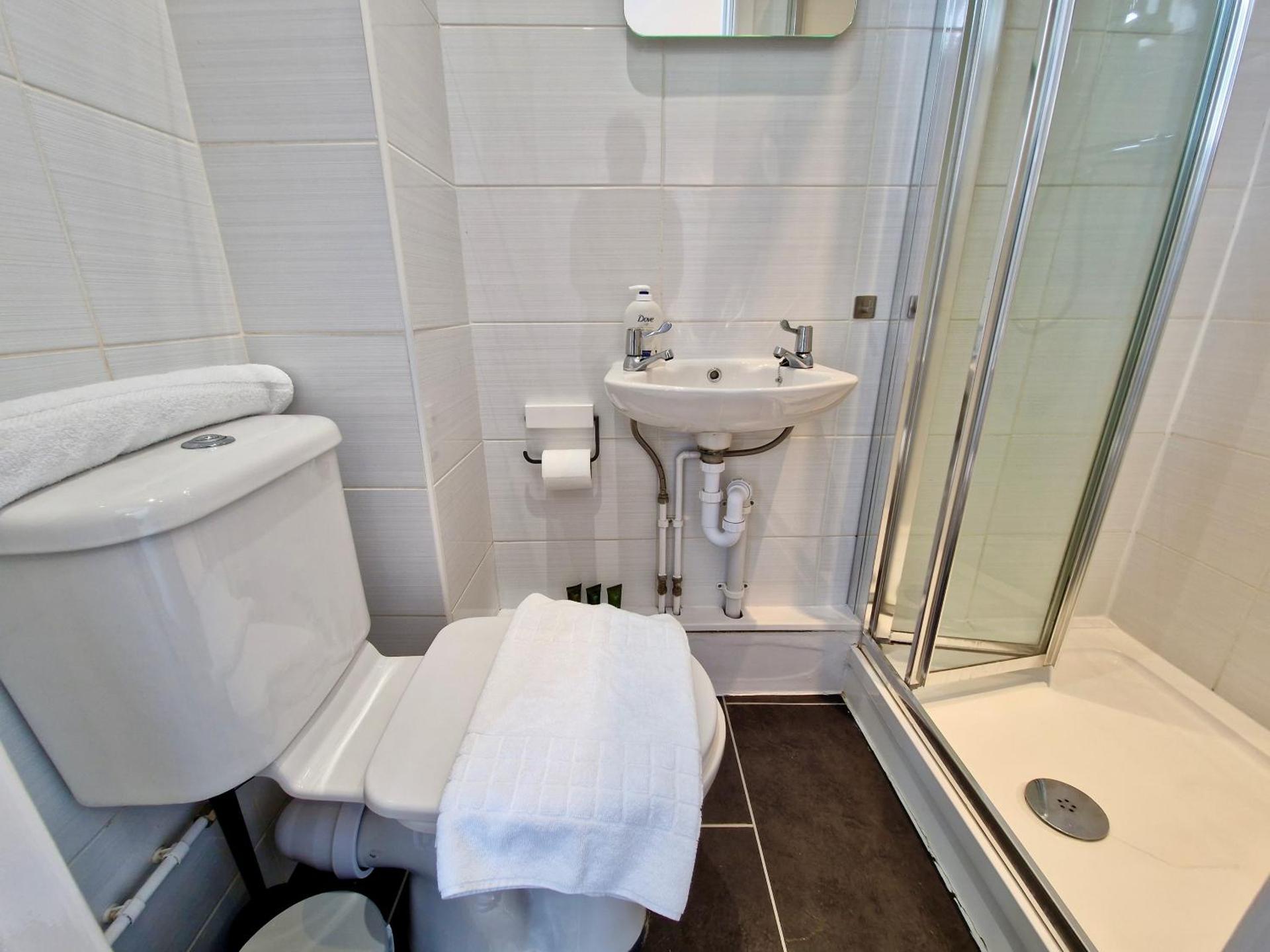 Incredible Private Rooms All with Private Bathrooms in a Fully Serviced House next to City Centre with Free Parking