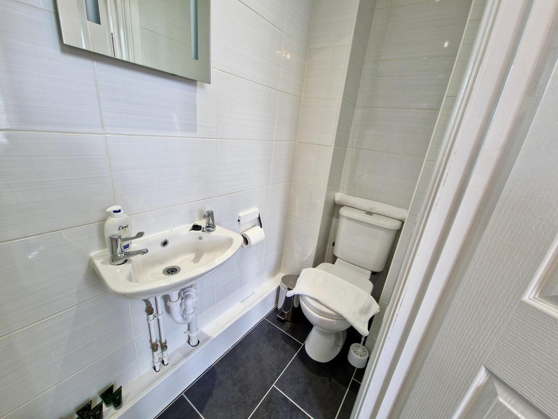 Incredible Private Rooms All with Private Bathrooms in a Fully Serviced House next to City Centre with Free Parking
