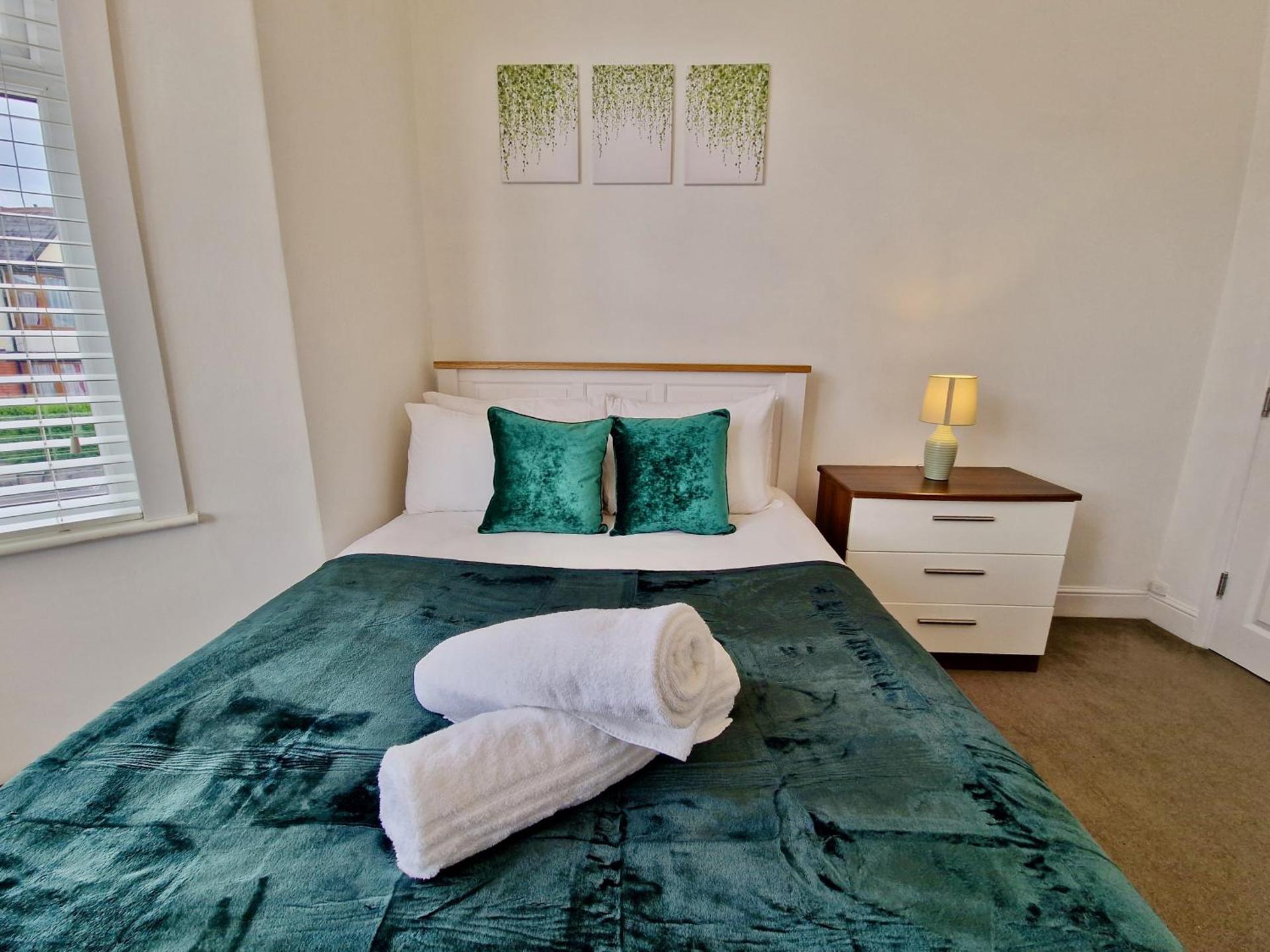 Incredible Private Rooms All with Private Bathrooms in a Fully Serviced House next to City Centre with Free Parking