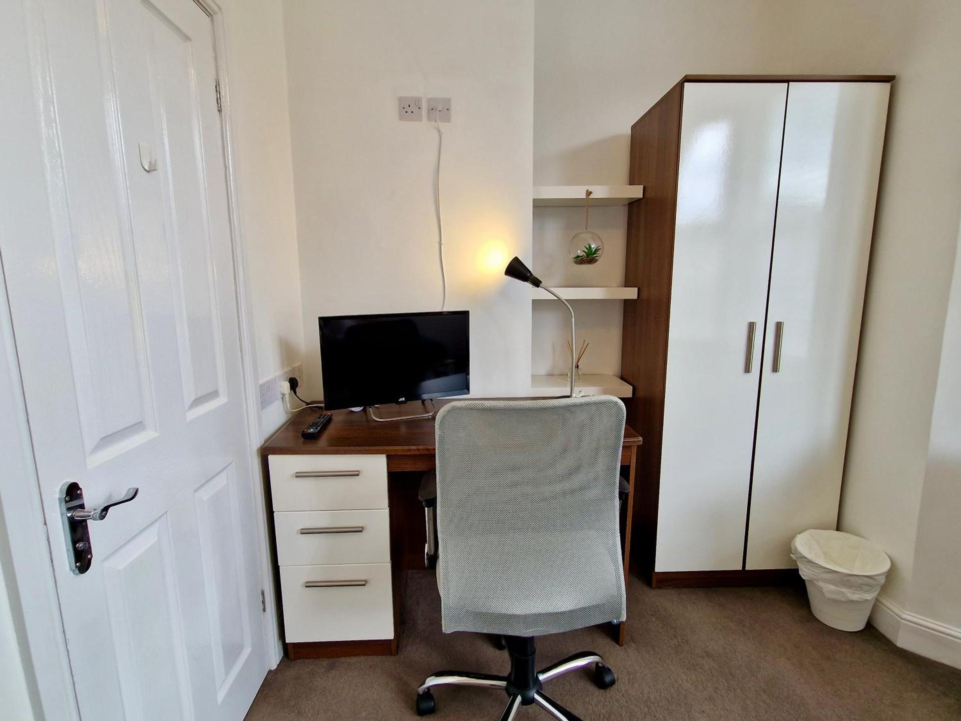 Incredible Private Rooms All with Private Bathrooms in a Fully Serviced House next to City Centre with Free Parking