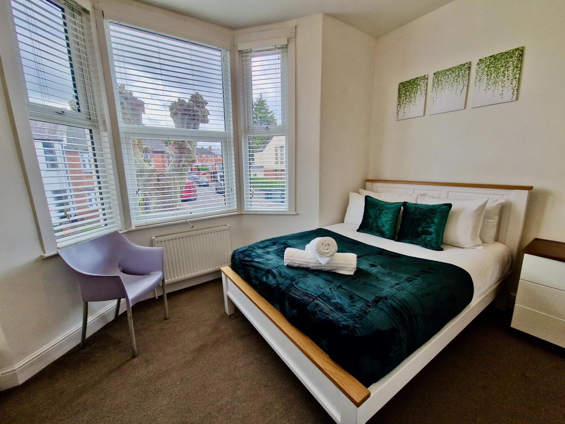Incredible Private Rooms All with Private Bathrooms in a Fully Serviced House next to City Centre with Free Parking